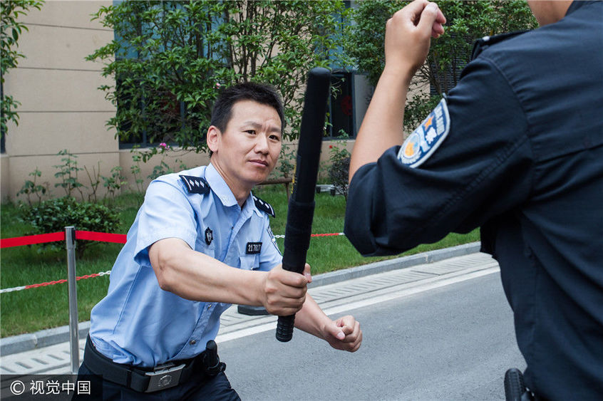南京警方邀外籍教官为一线民警开展"esp伸缩警棍高级培训"