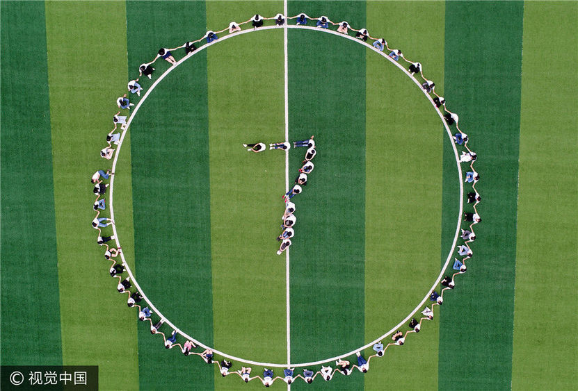 2017年6月3日,江西南城一中高三学生在校园内拍摄毕业照.