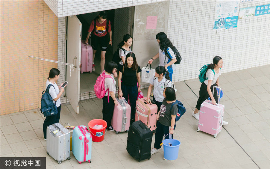 2017年6月8日下午,廣東惠州市華羅庚中學,高考英語科考試剛剛結束.