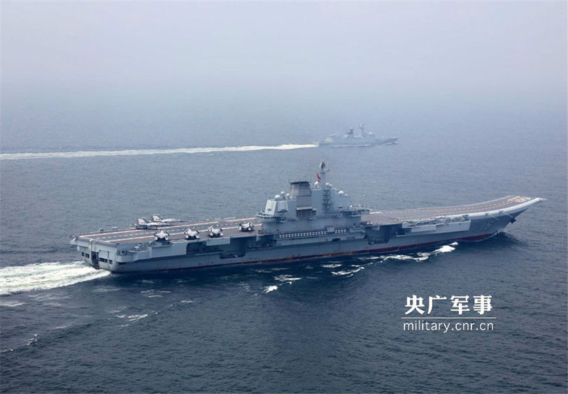 辽宁号航母编队通过台湾海峡 开展编队协同训练