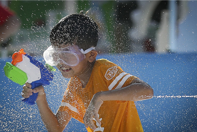 南京小朋友打水仗玩泡泡"躲"高温