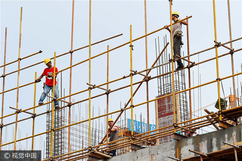 2017年7月22日,在山东省潍坊青州市一建设工地上,建筑工人头顶烈日