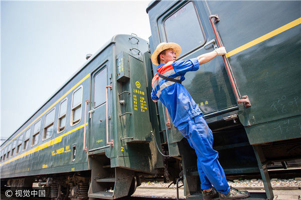 南京:铁路调车员50度高温下备受"烤"验保暑运