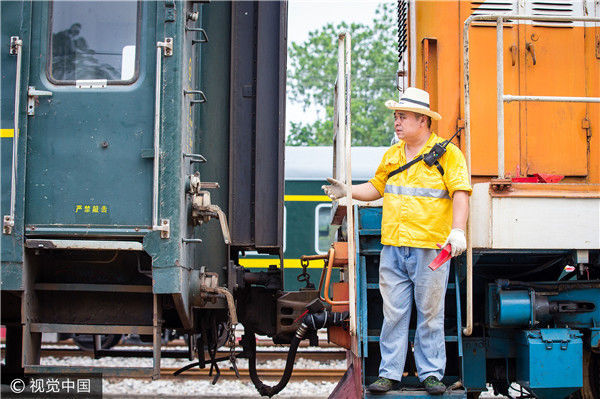 2017年7月26日,南京西站的调车人员在高温下进行调车作业.