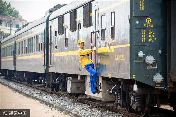 南京:铁路调车员50度高温下备受"烤"验保暑运