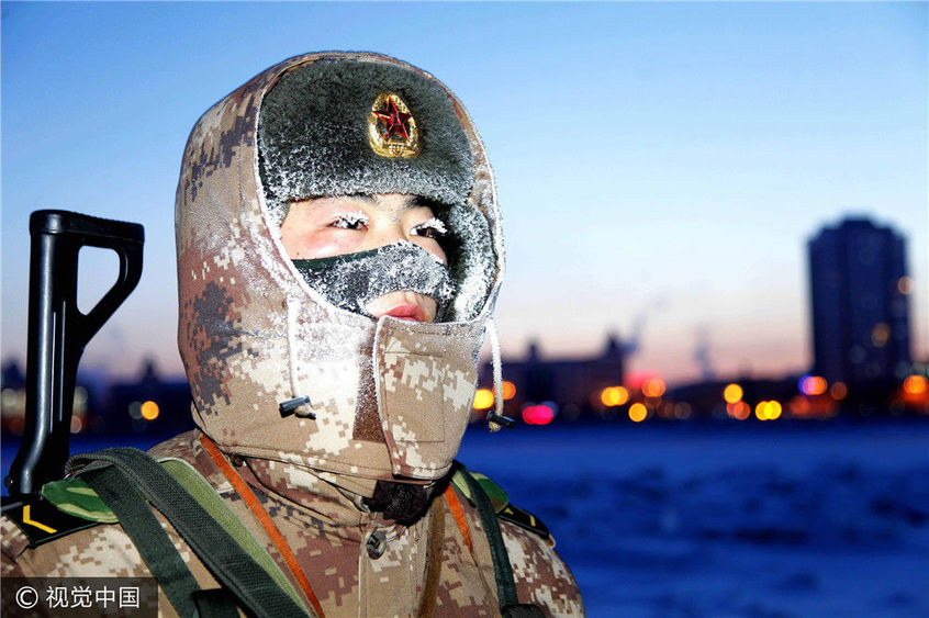 15日,黑龙江黑河,付平冒着零下30余度严寒气温正在边境哨位上站岗执勤