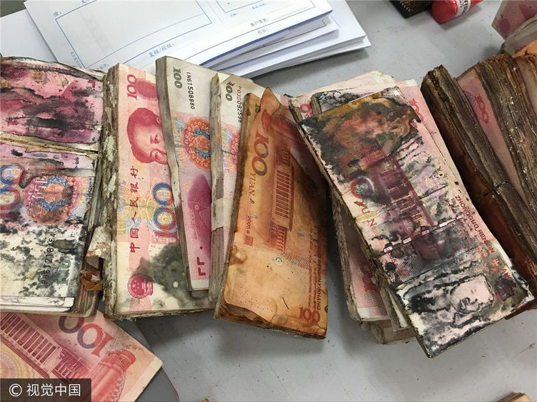 成都:20万现金放床底3年长满霉斑 银行员工数钱数到干呕