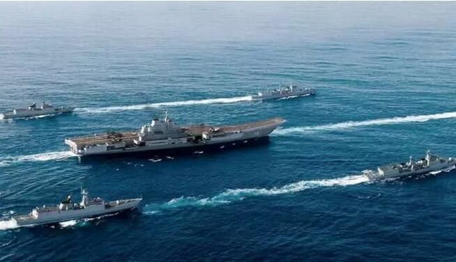 我国海军的辽宁舰航母编队首次开赴西太平洋进行远海训练
