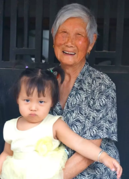 卢桂芳:101岁(白