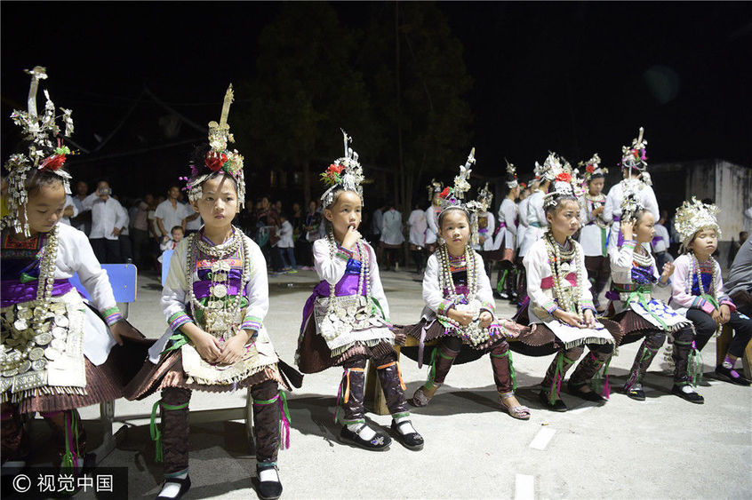 2017年08月23日,贵州从江,侗族同胞在"新米节"活动上等候表演节目.