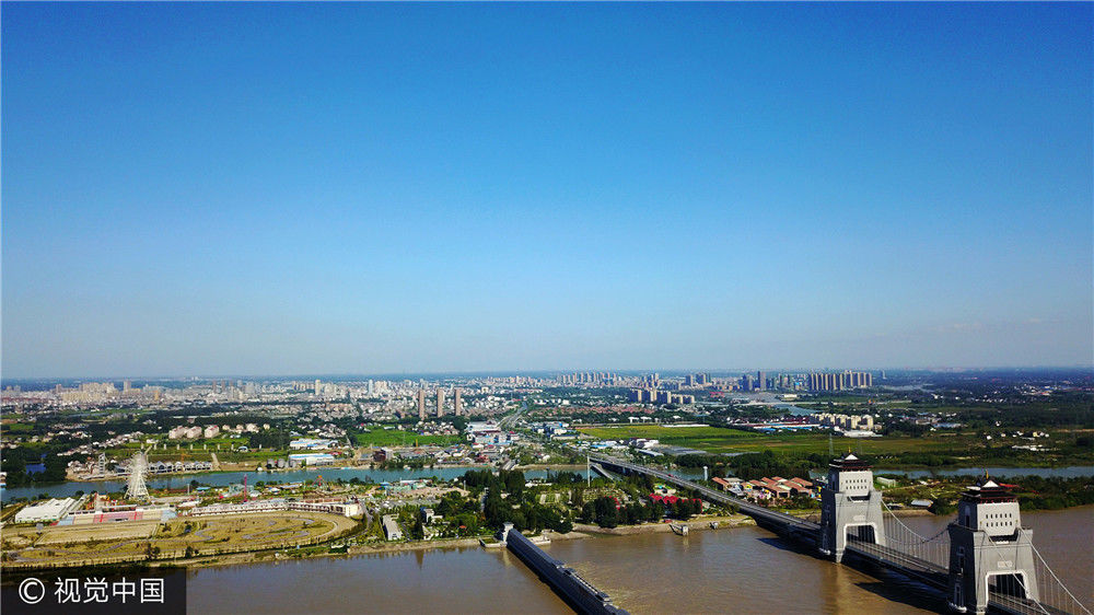 2017年9月13日,江苏扬州,航拍壮美的京杭大运河在蓝天白云映衬下