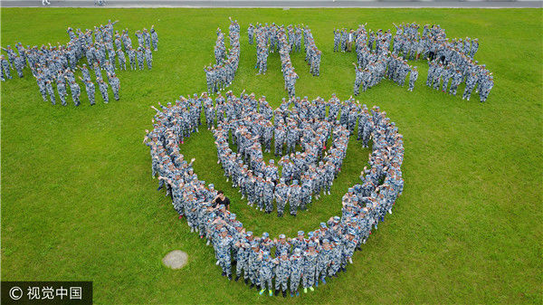 江苏扬州:迎教师节 大学生摆出"心心相印"