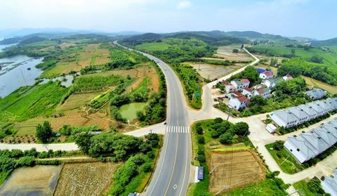 建设,规划设置了9个驿站,15个景观台,13个休憩点,兼具餐饮,住宿,旅游