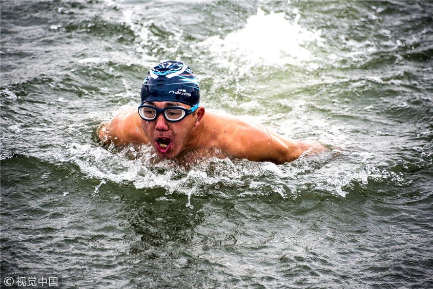 南京冬泳爱好者冰天雪地坚持锻练