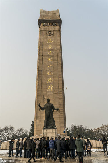 visitors pay tribute to martyrs in cold