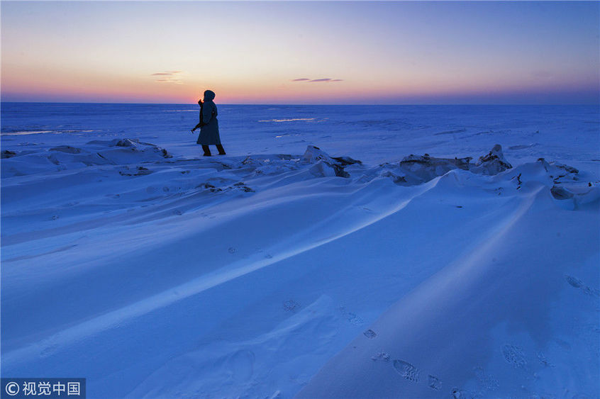 黑龙江兴凯湖:三九冬日 冰湖涌起"冰山"