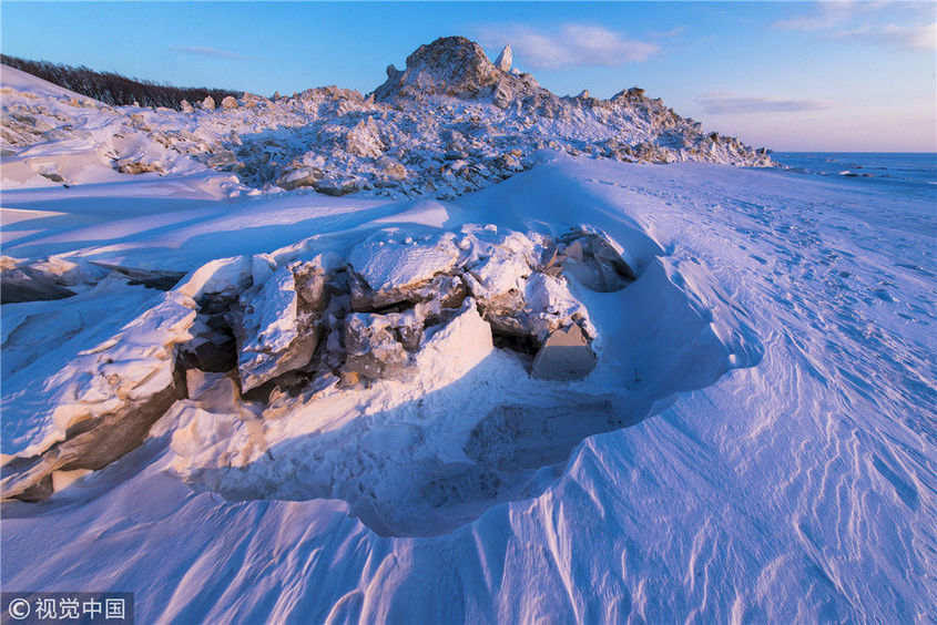 黑龙江兴凯湖:三九冬日 冰湖涌起"冰山"