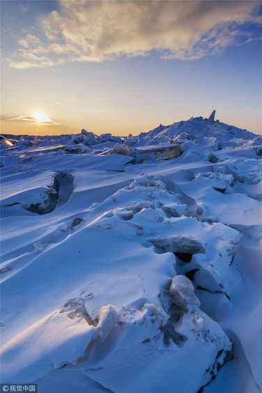 黑龙江兴凯湖:三九冬日 冰湖涌起"冰山"