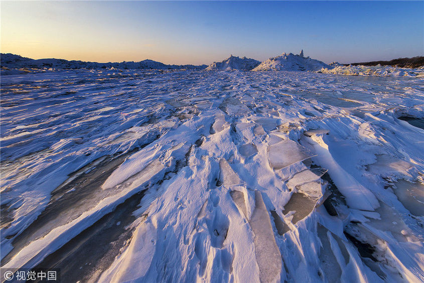 黑龙江兴凯湖:三九冬日 冰湖涌起"冰山"