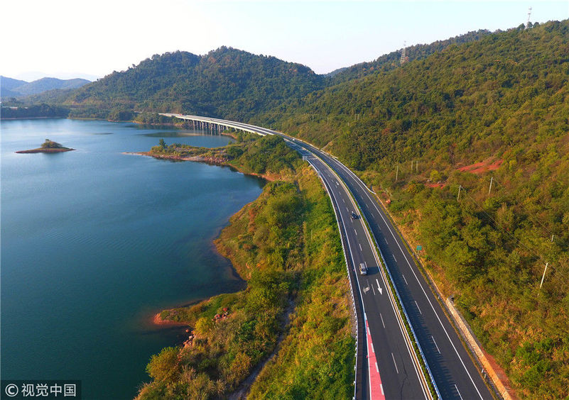 2018年10月12日,蜿蜒在千岛湖中的江西九江的永武高速公路与庐山西海