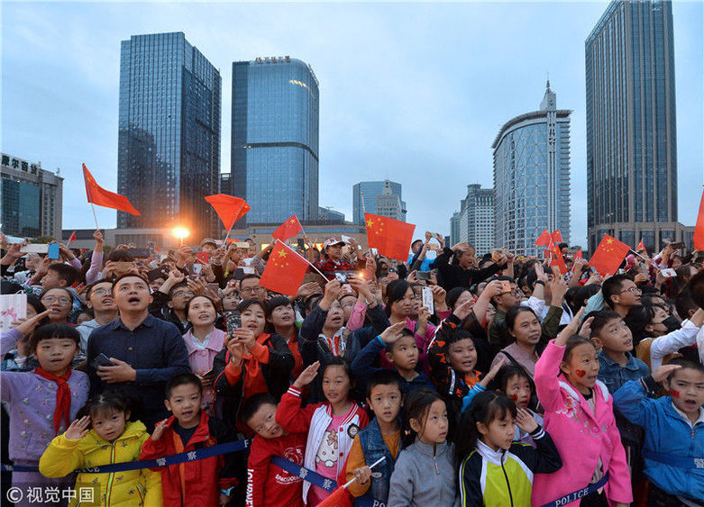 万名群众齐聚成都天府广场观看升旗仪式 为祖国庆生