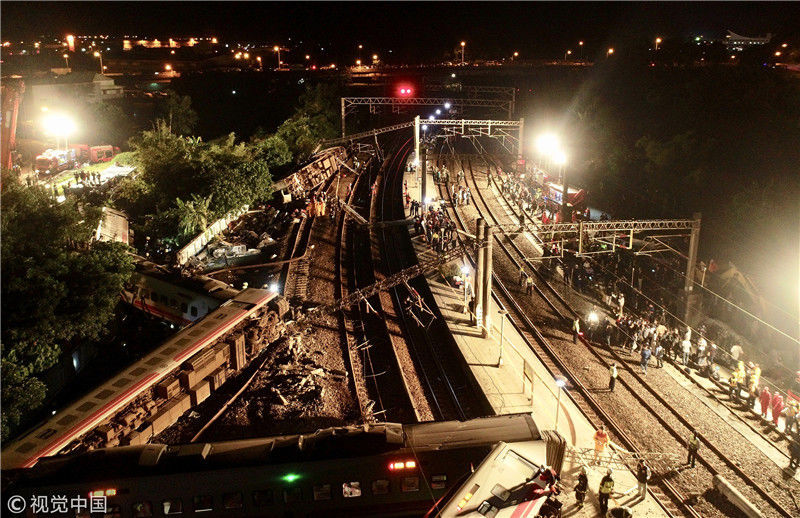 台湾一列车脱轨侧翻 已致17死120余伤