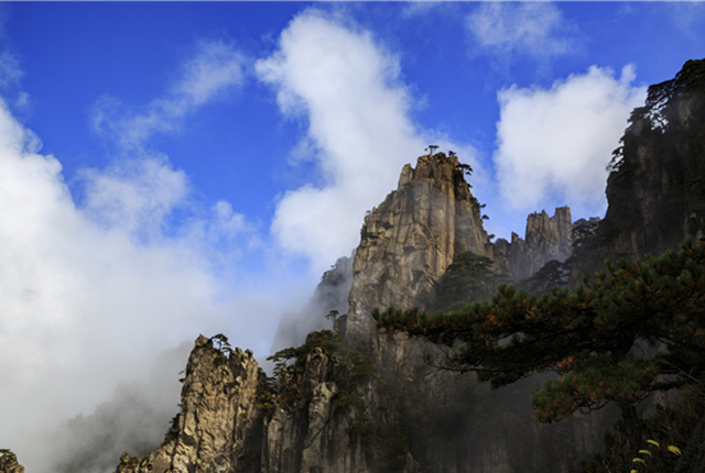 2018-10-24 1/6 2018年10月23日,安徽黄山白云景区云雾缭绕,风景美丽.