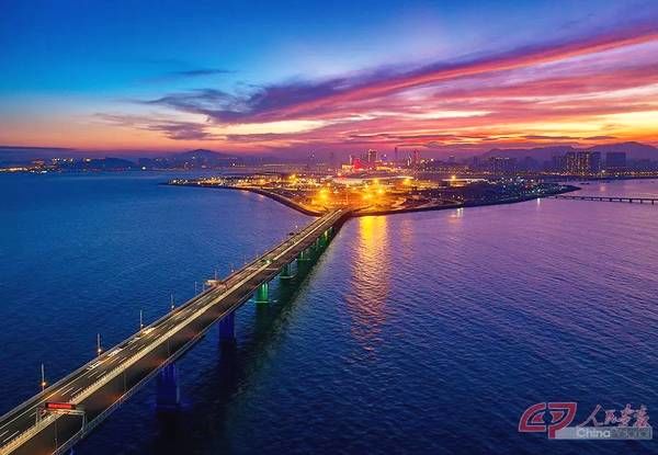 港珠澳大桥正式开通了!看《人民画报》上的超级工程