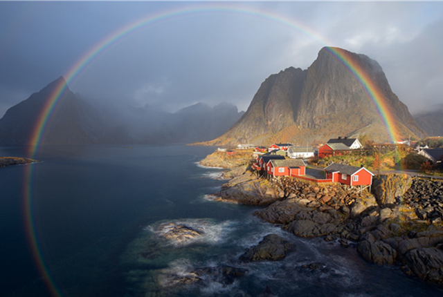 南极矩形冰山整齐如刀削 大自然其实是是个调皮艺术家