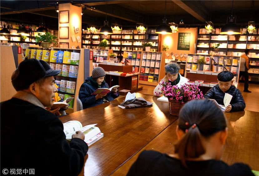 内蒙古呼伦贝尔:8旬老人书店看书作笔记 "阅读使人长寿"