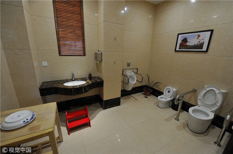 "第5空间"男女厕所的厕标别具特色,选用京剧脸谱的形式,让人充满了新