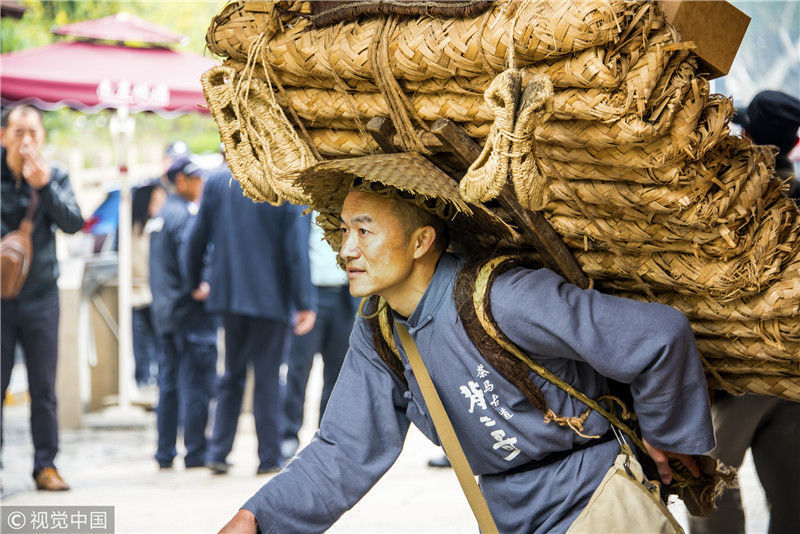南京街头现"背二哥" 宣传茶马古道文化