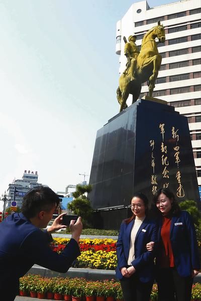 大铜马复位后成网红