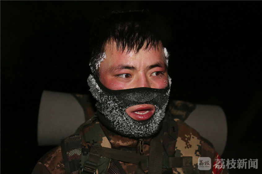 夜幕降临,寒风刺骨,特战勇士们英姿勃发,背起背囊端起枪,开始挑战极限