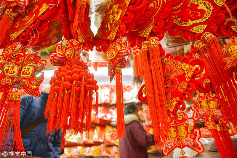 灯笼,对联,中国结等中国传统年货一应俱全,满眼红色充满喜庆