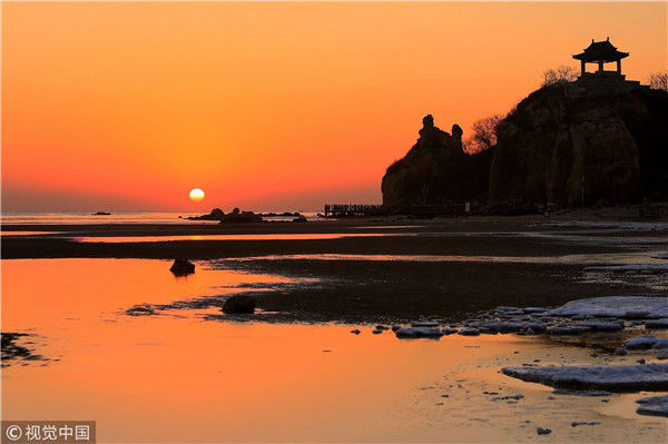 紅日浴海的奇景,美的令人驚歎,當紅彤彤的太陽昇出海面時,其倒影映在