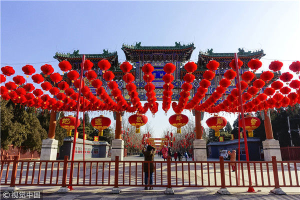2018年2月6日,北京,第三十三届地坛春节文化庙会景观布置正在有序进行