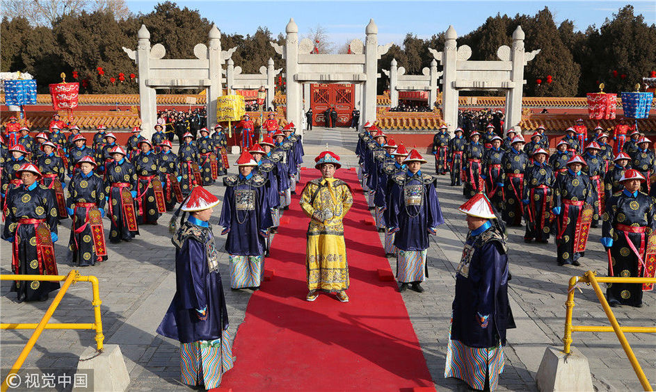 身着祭祀盛装的"乾隆皇帝"在北京地坛庙会上进行仿清祭地表演.