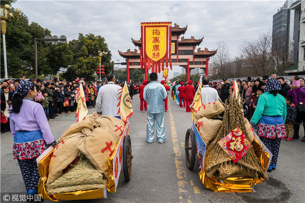 据了解,今年庙会从2月23日至3月2日,地点分布在新吴区梅村街道中华德