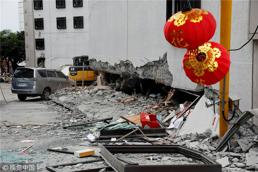 台湾花莲地震致4死145人失联 地面震裂楼房倾倒
