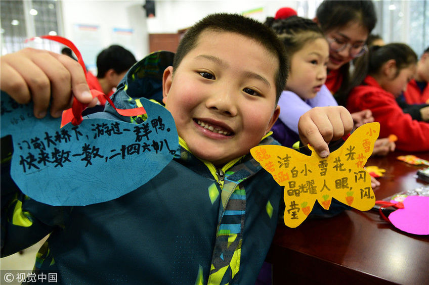 江苏镇江:小朋友制作童谣书签 迎"世界儿歌日"