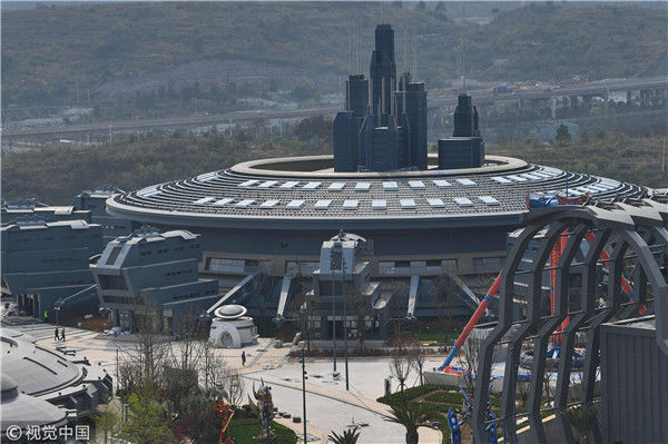 高大的机器人建筑是东方科幻谷的地标性建筑之一.