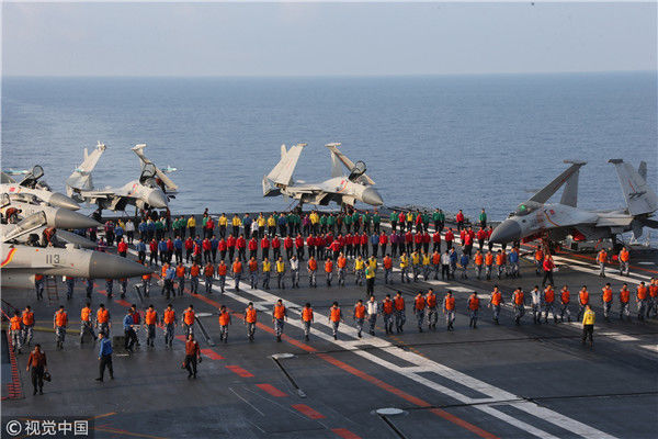 4月26日,中国海军辽宁舰航母编队圆满完成远海实兵对抗训练,返回青岛