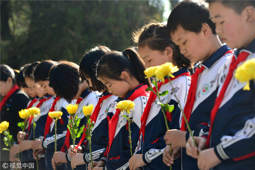 省襄阳市保康县烈士陵园,保康县城关镇小学学生手持菊花为英烈默哀