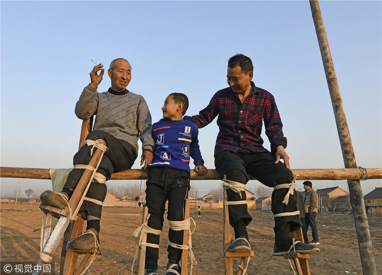 山西临汾:脚踩高跷翻跟头 祖孙三代免费表演只为传承