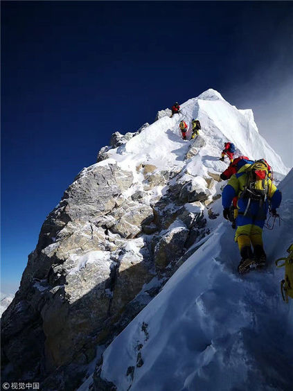 榆林女子登顶珠峰 成陕西第一位从南坡成功登顶珠峰女性