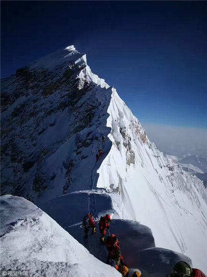 女子马英从尼泊尔境内的喜马拉雅山南坡登上世界之巅——珠穆朗玛峰