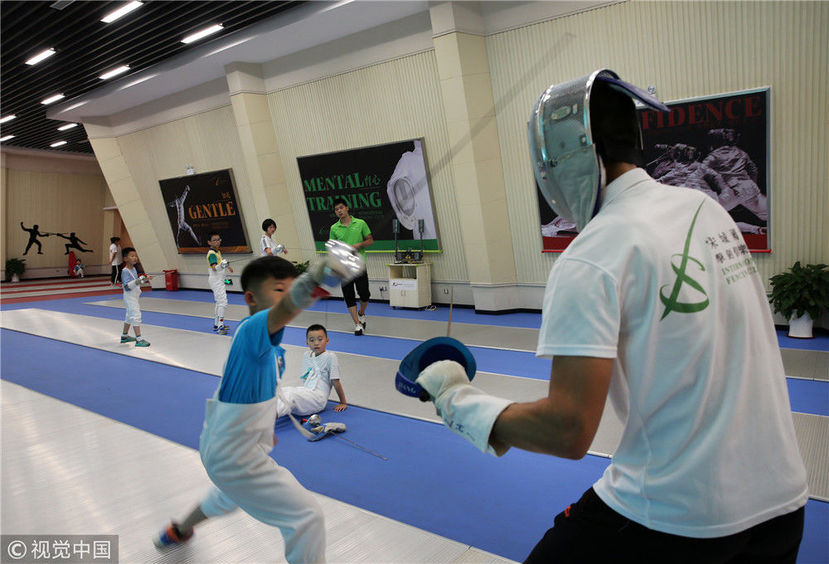 2017年7月24日,众多中小学生在江苏扬州宋夹城体育休闲公园一家击剑