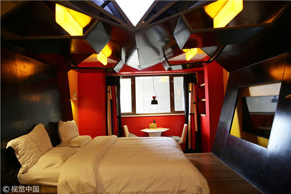 西安:吉普车开到19层做床 这家酒店19个房间都很个性2018-05-04