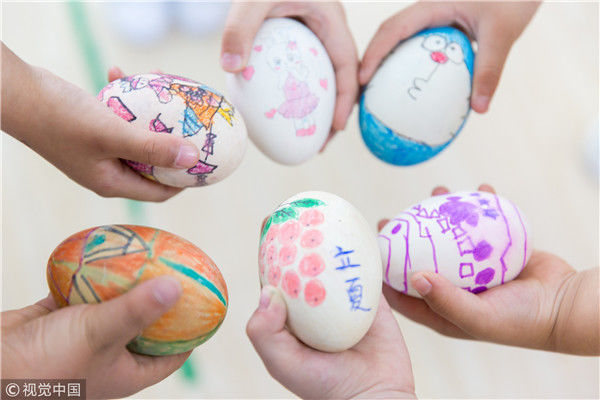 2018年5月4日,江苏如皋市安定幼儿园的萌娃们在展示用画笔精心绘制的